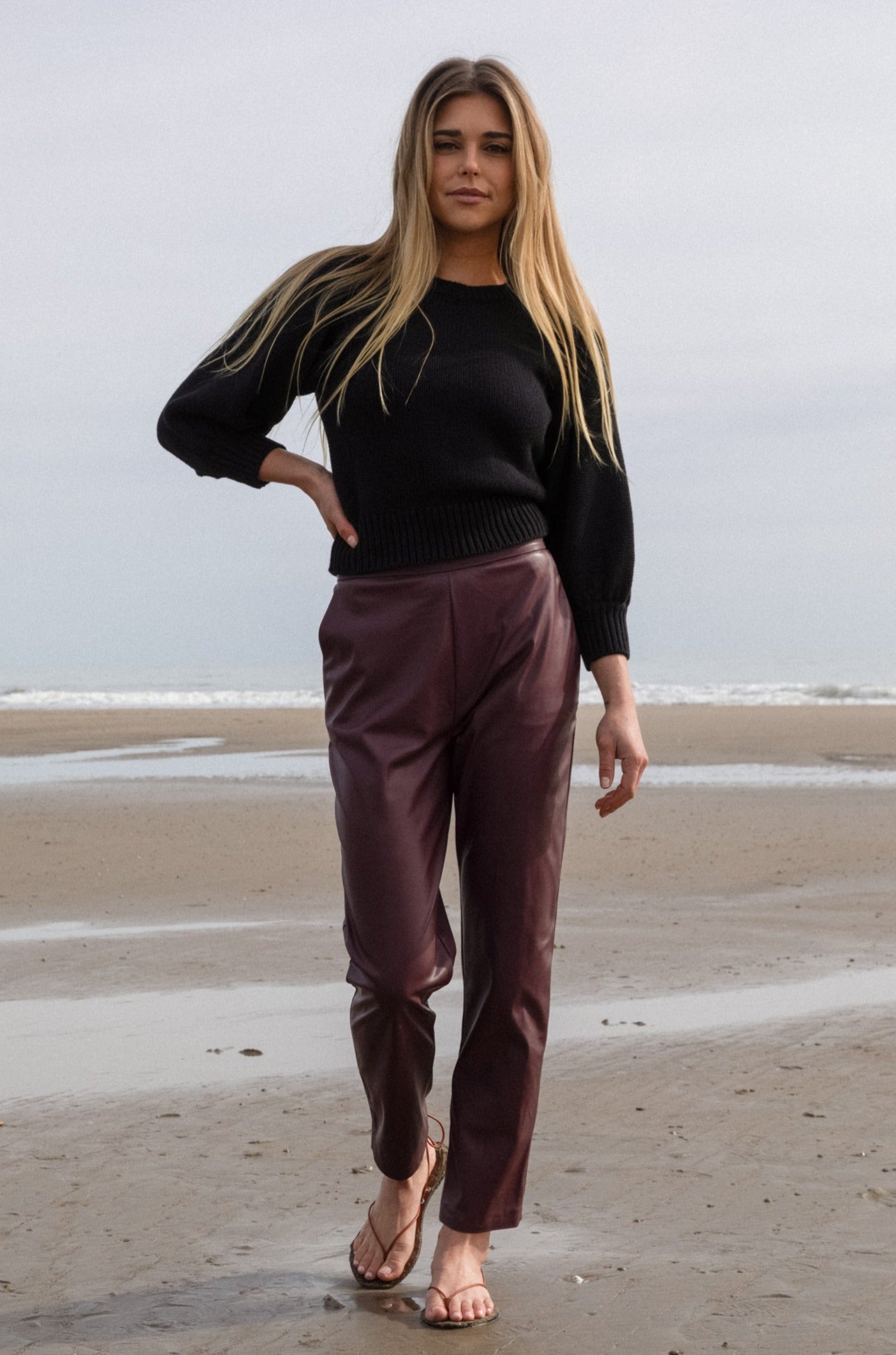 Outfit Pantalon Burdeos Pantalon Cuero Granate Cómo Combinar